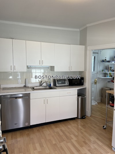 Somerville 3 Beds 1 Bath  West Somerville/ Teele Square - $3,700 No Fee